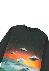 Zwarte longsleeve sweatshirt met kleurrijke UFO afbeelding, met blauwe schotels over een oranje en groene gradient achtergrond.