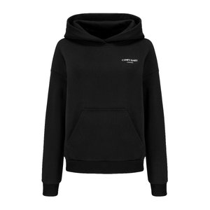 Čierna mikina s kapucňou vyrobená z jemnej tkaniny. Obsahuje predné klokanie vrecko a malý biely logotyp "COMFY BABY" na hrudi.