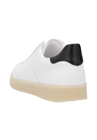 Hvide sneakers med en strukturert kanvasoverdel, sort læder hælbeklædning og cremelæder gummisål. Rent, minimalistisk design med diskret syninger.