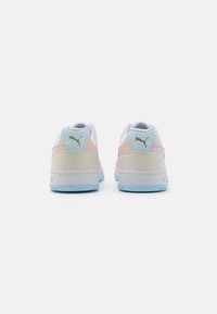 Sneakers Puma con una toma beige, dettagli rosa e blu, e suola bianca. Presentano una finitura testurizzata e un logo sul tallone.