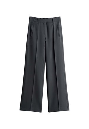 Pantalons à jambe large en tissu gris foncé, avec des plis avant, des poches latérales et une surface lisse et texturée. Design ajusté et lignes épurées.