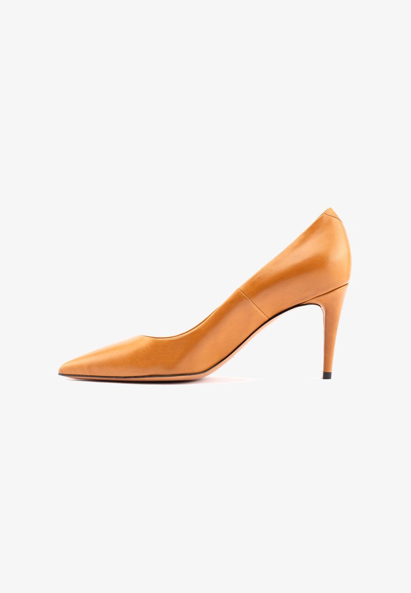 Décolleté in pelle color tan con punta appuntita, design elegante, tacco di 10 cm e superficie liscia. Presenta una leggera curvatura lungo la tomaia.