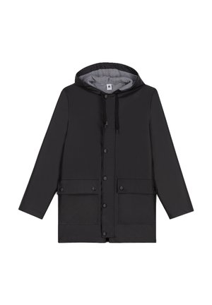 Giacca da pioggia nera con cappuccio, chiusura a bottoni a pressione, due tasche frontali e rivestimento interno a righe. Leggera, con una texture liscia.