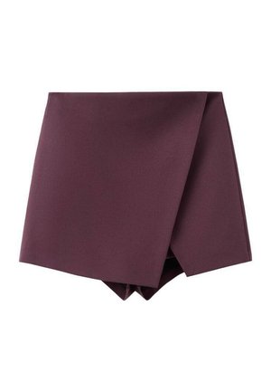 Minifalda asimétrica de color púrpura oscuro con un diseño de frente envolvente y textura de tela suave.