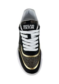 Sneaker a rete nera e oro con suola in gomma bianca, dotata di lacci bianchi e del logo "Versace Jeans Couture" sulla linguetta.