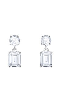 Paar silberne Tropfenohrringe mit runden und smaragdgeschliffenen klaren Edelsteinen auf weißem Hintergrund.