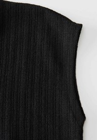 Schwarzes ärmelloses Oberteil mit einem strukturierten, gerippten Design. Der Stoff wirkt weich und leicht dehnbar, hat einen geschwungenen Ausschnitt und rohe Kanten.