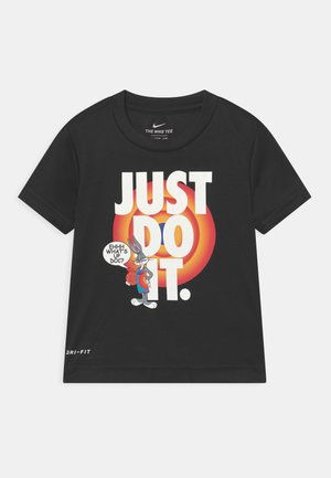Camiseta negra de algodón con mangas cortas que presenta un gran gráfico blanco y naranja con el texto "JUST DO IT." y una ilustración de Bugs Bunny.