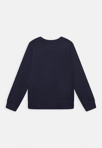 Dunkelblaues Sweatshirt, weicher Stoff, Rundhalsausschnitt, lange Ärmel, gerippte Bündchen und Saum, mit einem subtilen V-Stich-Detail am hinteren Halsauschnitt.
