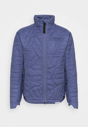 Veste matelassée isolante bleue avec fermeture éclair complète à l'avant, col montant, poches latérales et logo Terrex sur la poitrine.