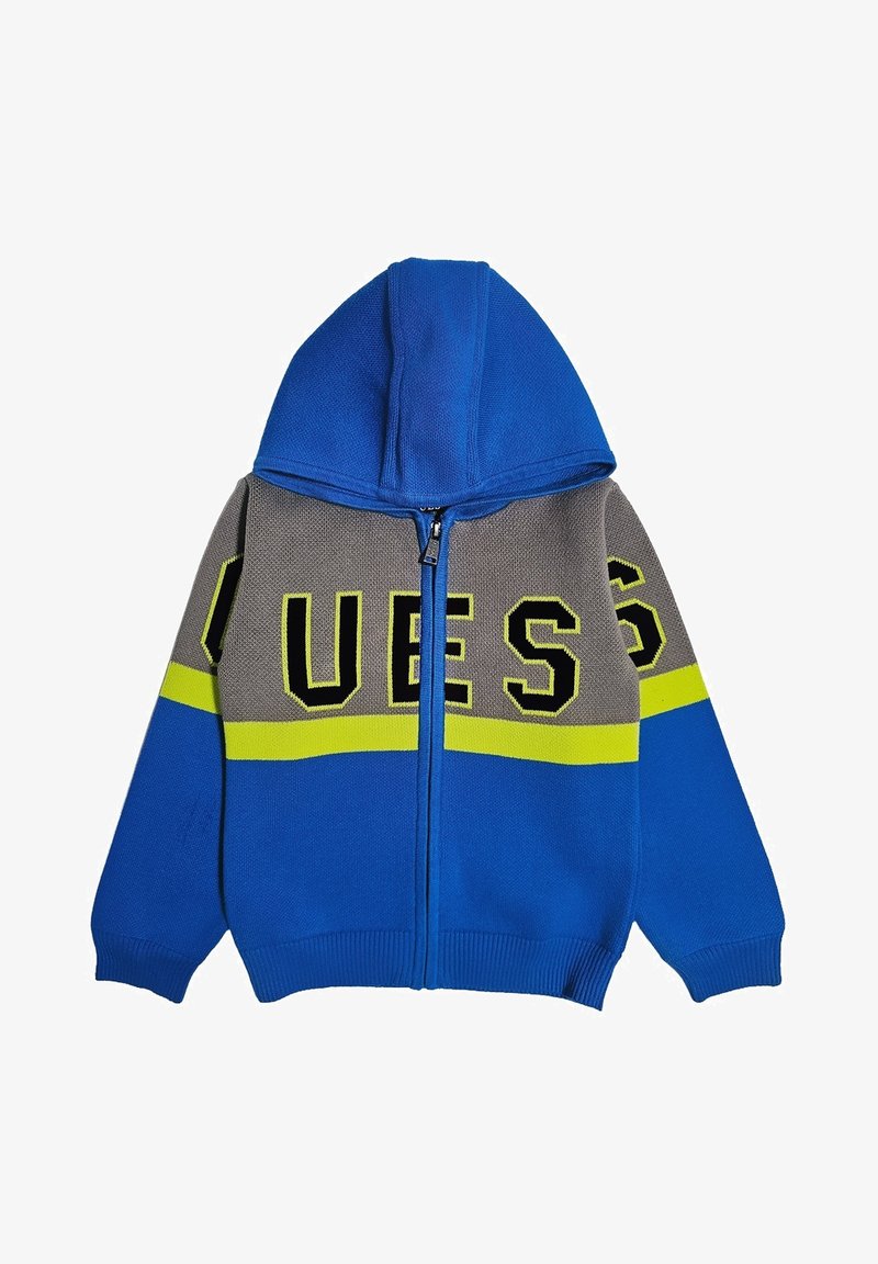Giacca a zip con cappuccio blu, con accenti grigi e giallo neon. Presenta un grande logo "GUESS" sul davanti, polsini e orlo a costine.
