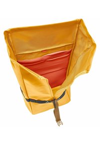 Borsa a tracolla impermeabile gialla con cerniera. L'interno presenta una tasca in rete rossa e una tracolla nera regolabile per una chiusura sicura.