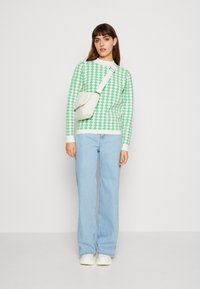 Object OBJRAY  - Strickpullover - cloud dancer/fern green