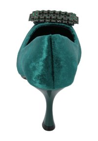 Zapato de tacón alto de terciopelo verde azulado con puntera puntiaguda y un acento decorativo de strass negro y verde en la parte trasera. Tacón brillante.