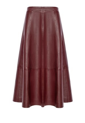 Jupe trapèze en cuir bordeaux avec une texture lisse, présentant des coutures verticales et une silhouette évasée.