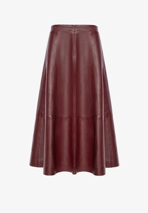 Burgundská kožená sukně do áčka s hladkou texturou, s vertikálním švem a rozšířeným střihem.
