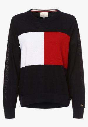 Czarny sweter z długim rękawem z szerokimi, poziomymi białymi i czerwonymi blokami kolorystycznymi na wysokości klatki piersiowej oraz prążkowanym okrągłym dekoltem.