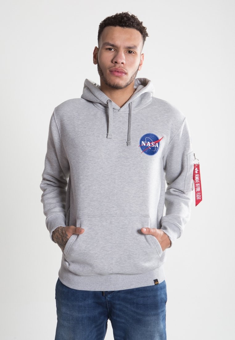 Sivá mikina s kapucňou a logom NASA, predným vreckom, šnúrkami a bočným zipsom s červenou nášivkou. Vyrobená z mäkkej tkaniny s voľným strihom.