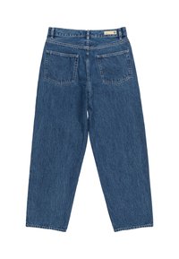 Pantalones vaqueros de denim en azul medio con un corte relajado. Incluye dos bolsillos traseros, una cinturilla estándar y costuras visibles.