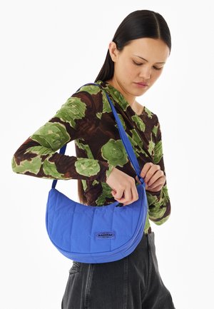 Eastpak, HALF MOON BAG - Skuldertasker - puff checks blue