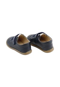 Zapatos de cuero azul marino con una correa de velcro, punta redonda, costuras decorativas y una suela de goma color beige, diseñados para la comodidad y la estabilidad.
