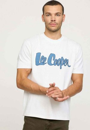 T-shirt blanche avec un logo "Lee Cooper" brodé en bleu. Manches courtes, col rond et coupe décontractée. Design simple et texture lisse.