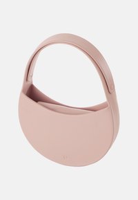 Vaaleanpunainen käsilaukku, joka on valmistettu sileästä materiaalista, ja siinä on pyöreä muoto, kaareva kahva ja halkioaukko helppoa pääsyä varten.