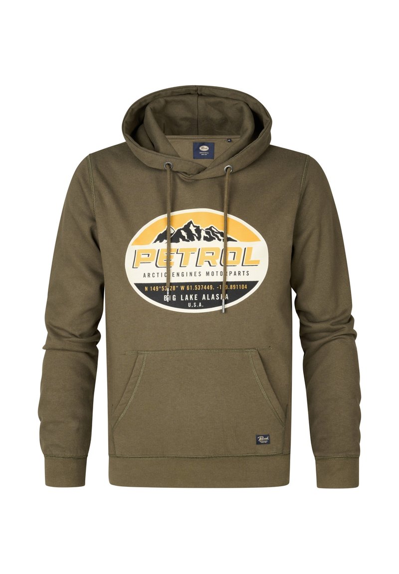 Olijfgroene hoodie met een voorzak in kangoeroestijl, een trekkoordcapuchon en een cirkelvormige witte en gele grafiek met bergen en het woord "PETROL."