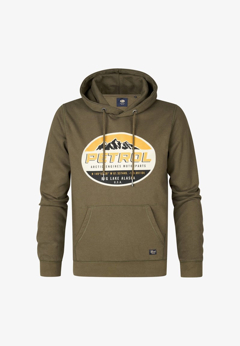 Olijfgroene hoodie met een voorzak in kangoeroestijl, een trekkoordcapuchon en een cirkelvormige witte en gele grafiek met bergen en het woord "PETROL."