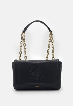 Sac à main en cuir noir avec une finition texturée, présentant un logo embossé sur le devant, et une bandoulière chaîne dorée avec une poignée plate.