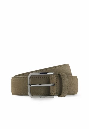 Cintura in camoscio verde oliva con fibbia rettangolare argento e piccoli dettagli di cucitura, arrotolata con una passante.