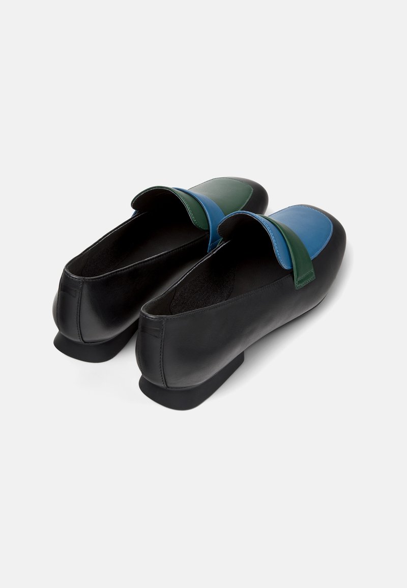 Zwarte leren schoenen met ronde neuzen en vierkante hakken, met een kleurgebloekte band in groen en blauw over de voorkant.