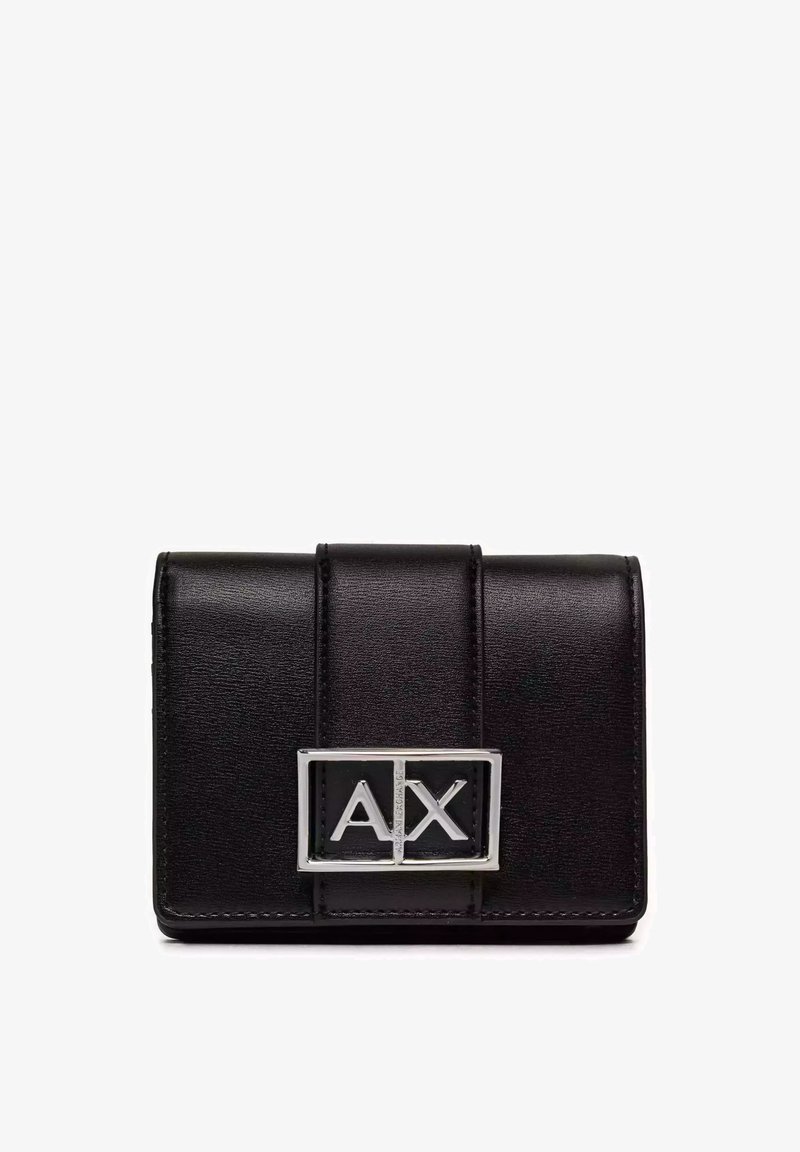 Portafoglio in pelle nera con finitura testurizzata, dotato di una chiusura con logo argento. Design strutturato con cuciture orizzontali sulla parte anteriore.