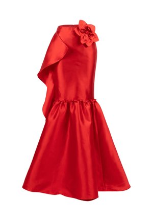 Falda sirena de satén rojo con bajo con volantes y gran detalle de flor en la cintura, con un diseño drapeado asimétrico en un lado.