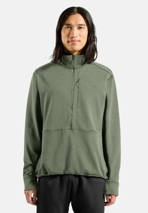 Olivgrüner Pullover mit hochgeschlossenem Kragen, halblangem Reißverschluss vorn, strukturiertem Stoff und Kordelzug am Saum. Mit einer Fronttasche und langen Ärmeln.