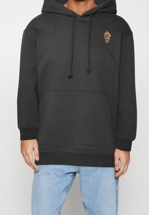 Czarna bluza z kapturem, z przednią kieszenią, regulowanymi sznurkami i kolorowym wyszywanym wzorem róży na lewej piersi.