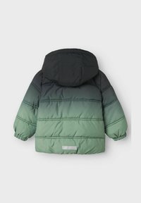 Gepolsterte Jacke in einem Farbverlauf von Grün zu Schwarz. Verfügt über eine Kapuze, elastische Bündchen und ein reflektierendes Patch auf der Rückseite. Strukturierter Stoff mit gesteppten Einsätzen.