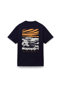 Camiseta de algodón azul marino con un estampado gráfico de paisajes estilizados en blanco y naranja, con el texto "Napapijri geographic" en la parte inferior.