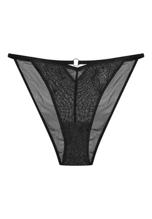 Czarny koronkowy thong z prześwitującego materiału, skomplikowanymi kwiatowymi wzorami, V-kształtnym designem i małym metalowym pierścionkiem umieszczonym na środku.