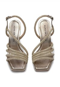Goldene metallische High-Heelsandalen mit mehreren strukturierten Riemen und eckigen Zehen. Mit einem Schnallenknöchelriemen und weichen Innensohlen.