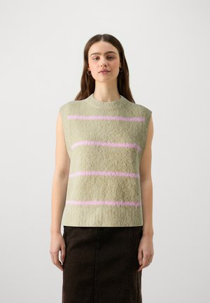 Haut à manches courtes, vert clair avec une finition texturée, comportant des rayures horizontales roses, associé à une jupe en denim marron foncé.