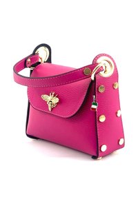 Roze leren handtas met een gouden bij-embleem, gestuddeerde accenten, contrasterende blauwe handgreep en gouden hardware. Compact design met klepsluiting.