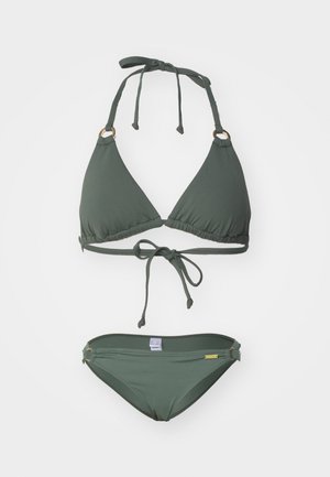 Mørkegrøn bikini sæt med en triangulær top med bindebånd og guldfarvede detaljer, samt en matchende underdel med sidelister.