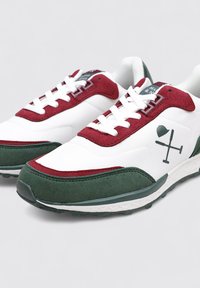 Zapatillas deportivas blancas y verdes con acentos burdeos, que presentan un upper texturizado, cierre de cordones y un diseño de logo en el lateral.