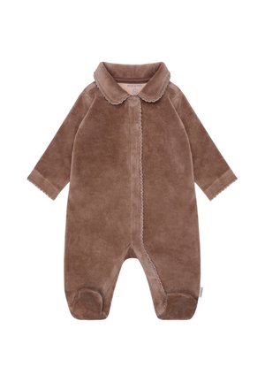 Bruine zachte fluwelen baby romper met lange mouwen, voetjes en geschulpte randdetails langs de kraag en de voorkant.