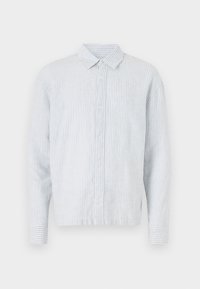 Camisa de botão azul claro, com riscas, de mangas longas, colarinho e um corte relaxado. Feita de um tecido suave e leve.