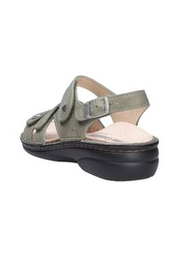 Sandale en daim vert à dos ouvert avec bride réglable à boucle, trois brides avant et semelle noire rembourrée pour le confort et le soutien.