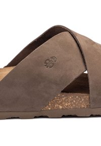 Sandale en suède marron avec une semelle en liège, présentant un design croisé, une surface texturée et un détail de logo embossé.