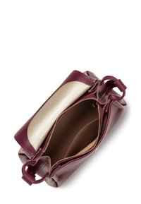 Borsa a tracolla in pelle bordeaux con una patta in pelle dorata, dotata di chiusura con zip e interno beige. Texture liscia con una forma strutturata.