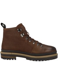 Botas de senderismo de cuero marrón con un upper texturizado, ojetes de metal y una suela negra resistente. Presenta un detalle de costura clara en contraste.